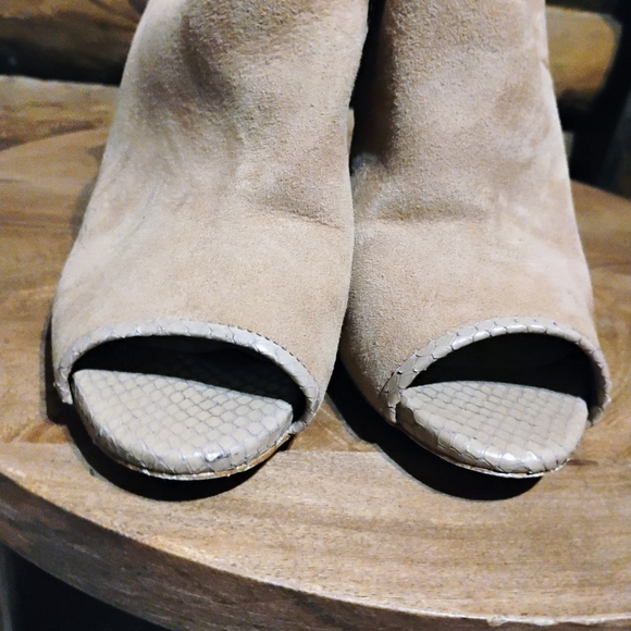 Michael Kors Light Beige Heels with  Open-Toe Design - Picture 3 of 9